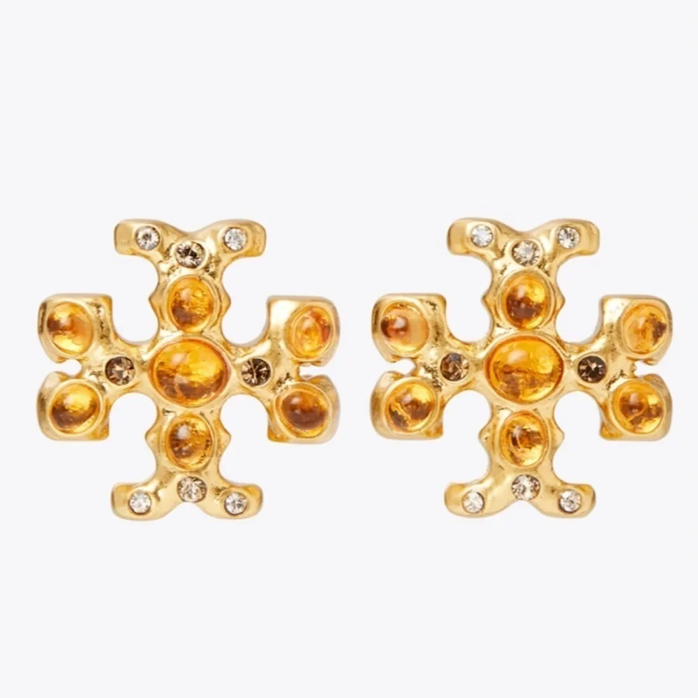 Designers Brands For Customers That Love To Wear Casual and Elegant Accessories